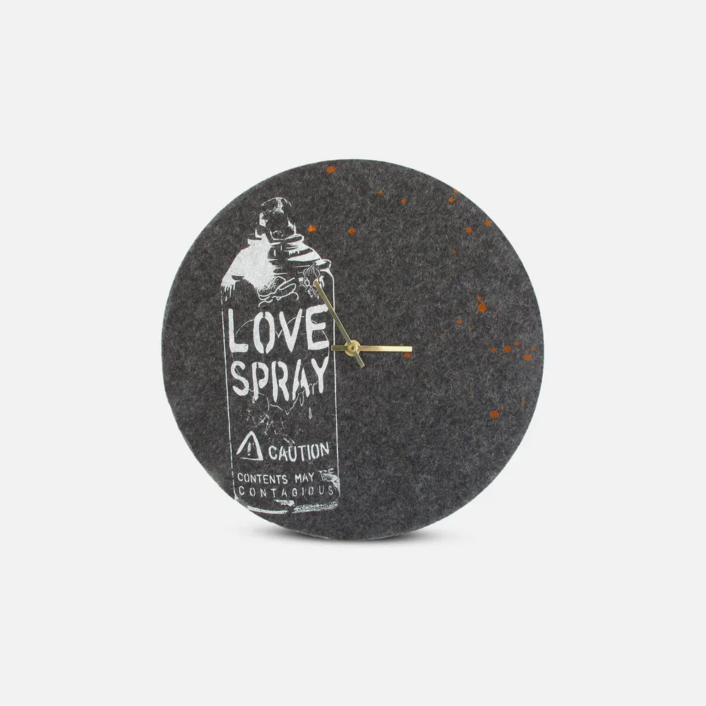 Veggklokke i filt og kork 30 cm | Design "Love" av Anja Streese
