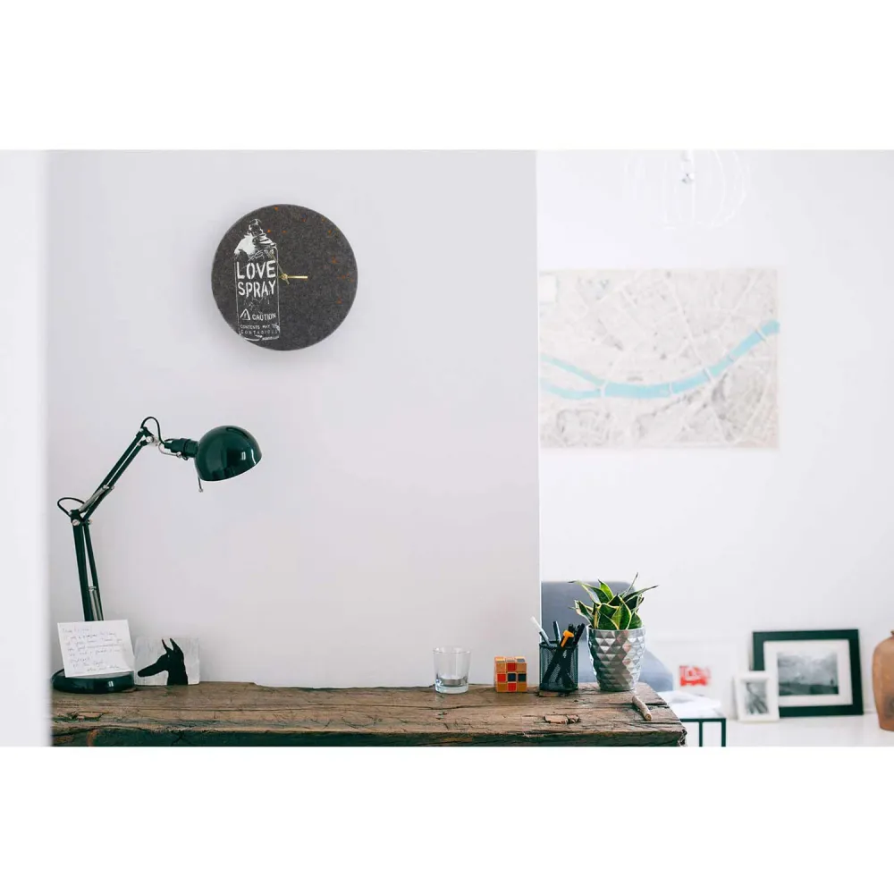Veggklokke i filt og kork 30 cm | Design "Love" av Anja Streese