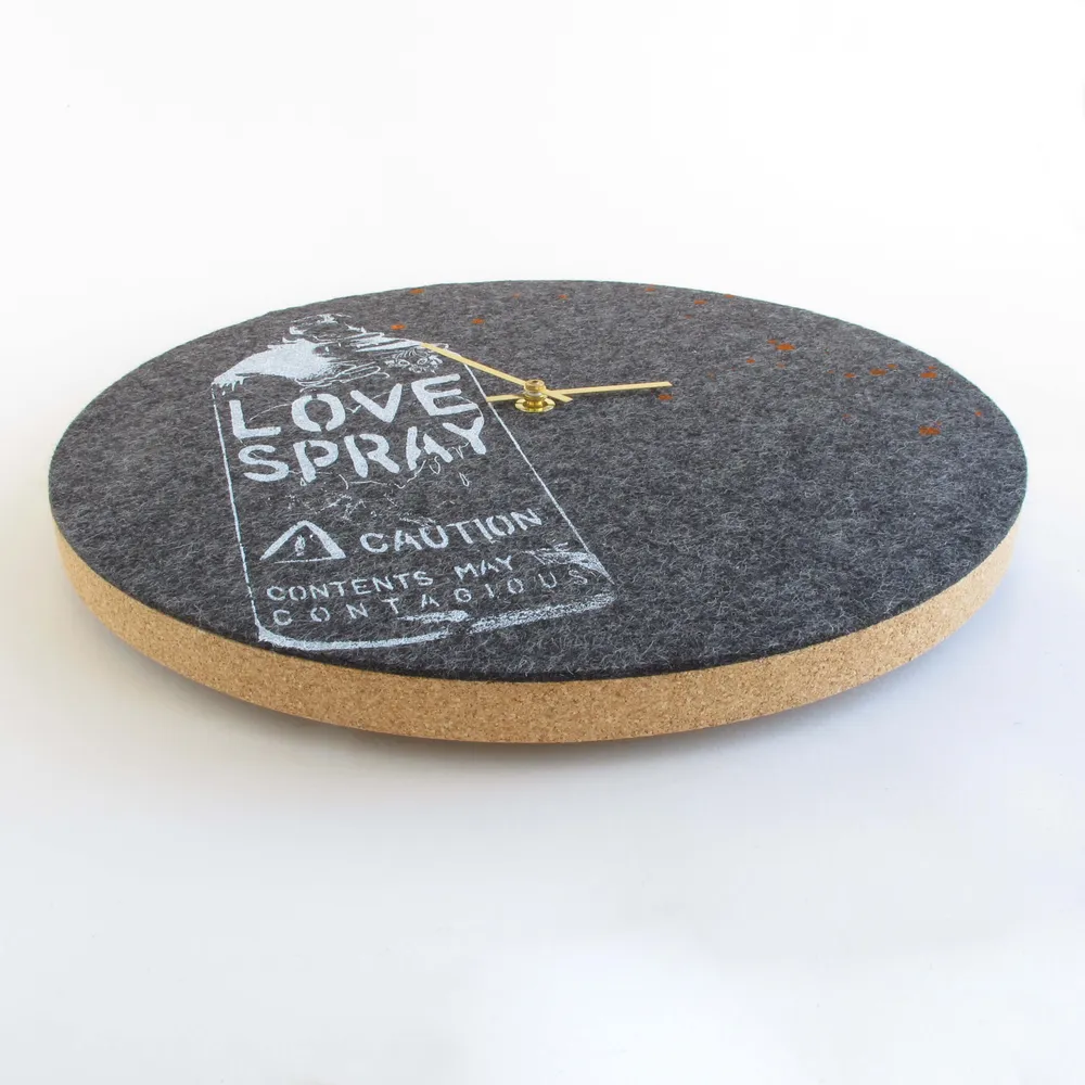 Veggklokke i filt og kork 30 cm | Design "Love" av Anja Streese