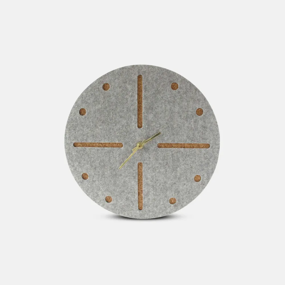 Veggklokke i filt og kork 30 cm | lys grå - gull | Design: Odense