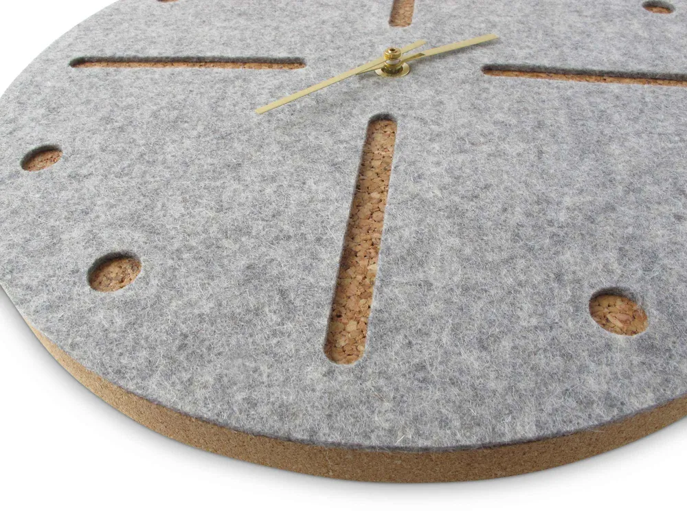 Veggklokke i filt og kork 30 cm | lys grå - gull | Design: Odense