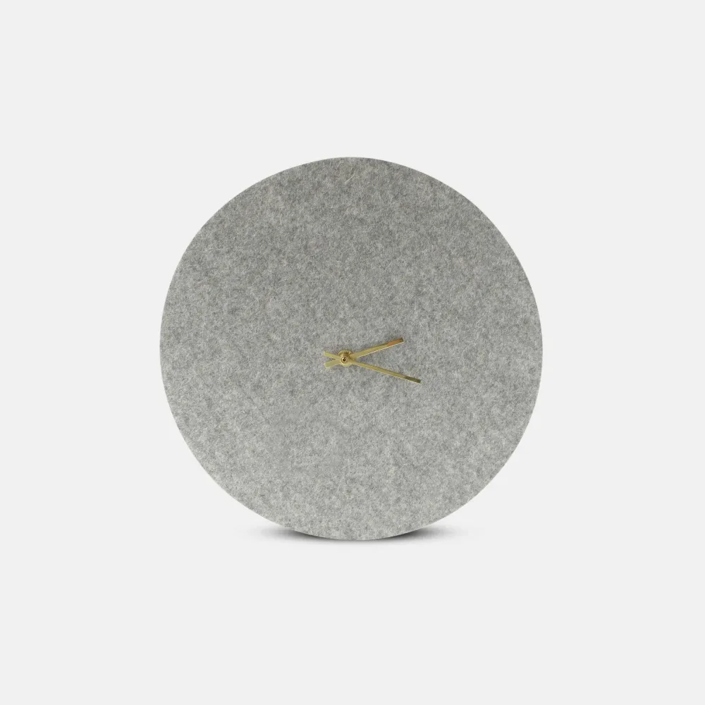 Veggklokke i filt og kork 30 cm | lys grå - gull | Design: Aalborg