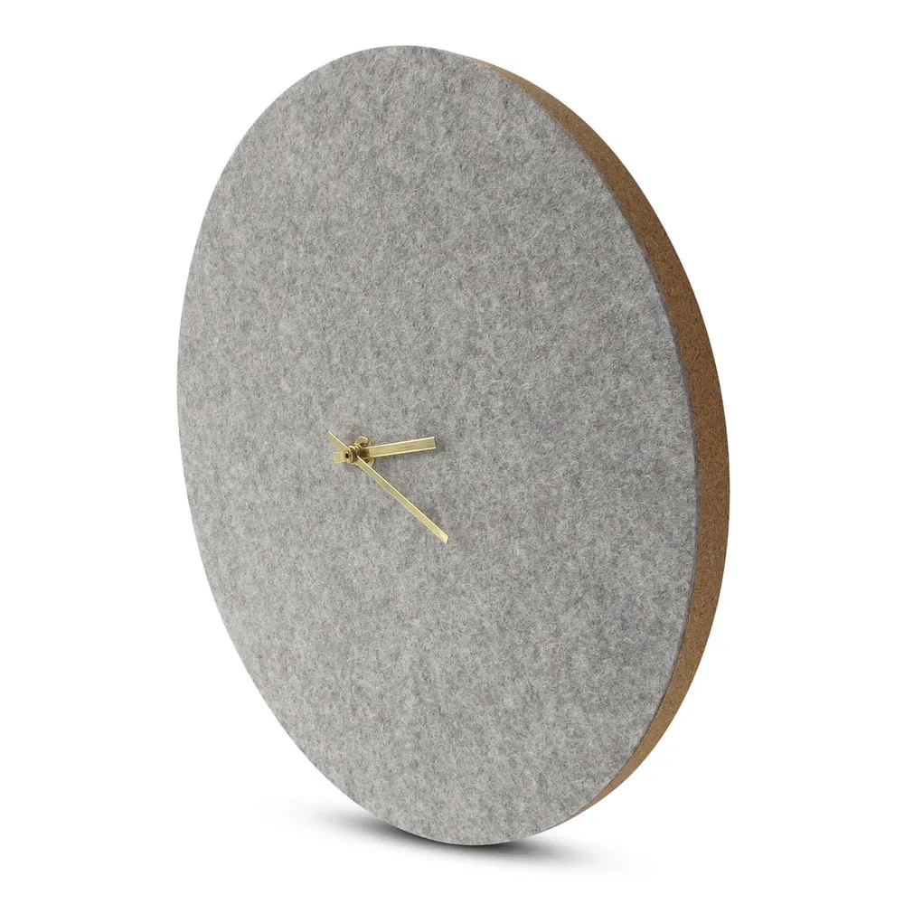 Veggklokke i filt og kork 30 cm | lys grå - gull | Design: Aalborg