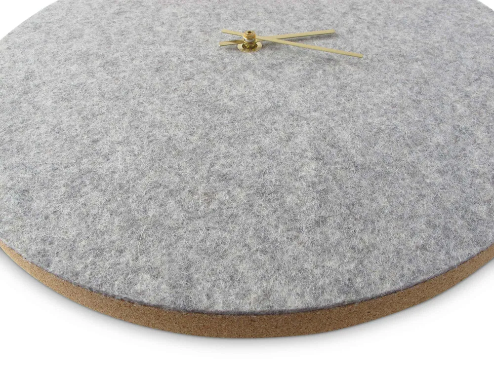 Veggklokke i filt og kork 30 cm | lys grå - gull | Design: Aalborg