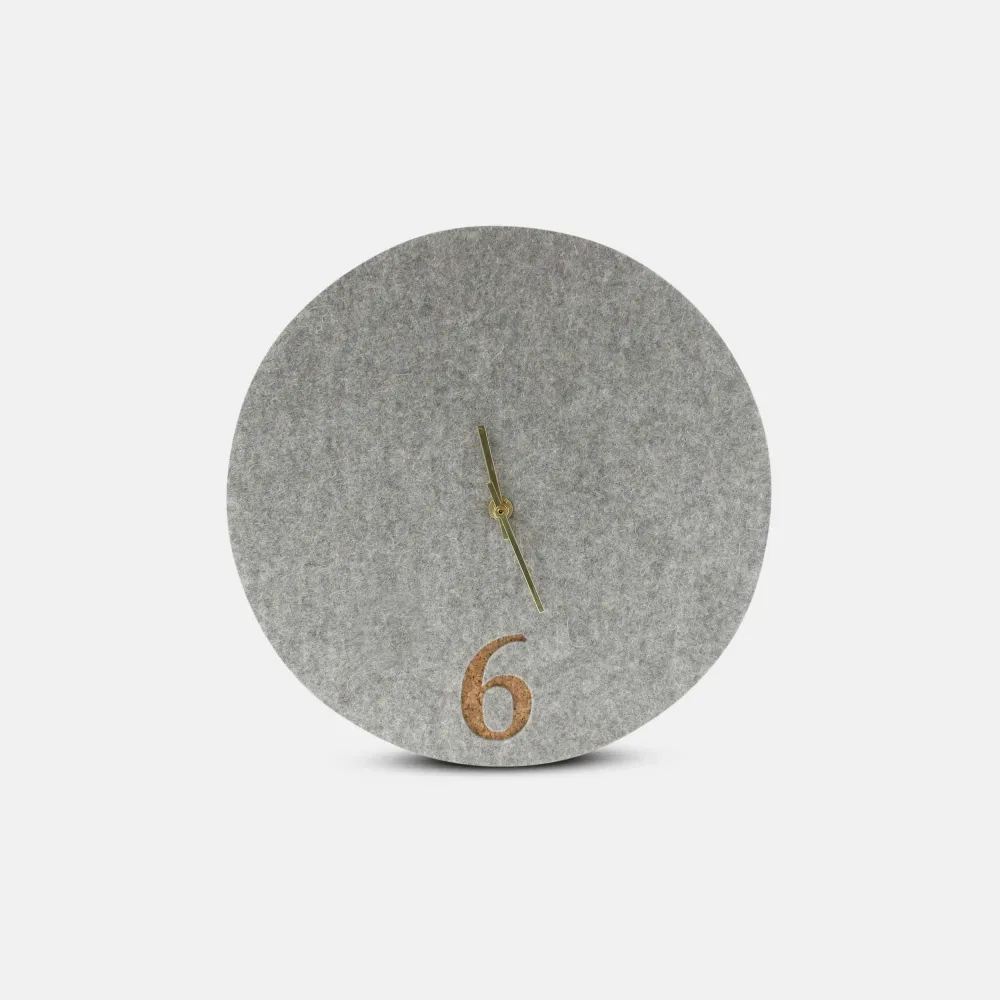 Veggklokke i filt og kork 30 cm | lys grå - gull | Design: Aarhus