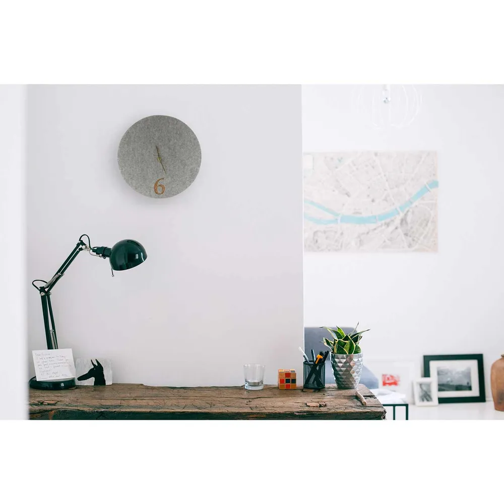 Veggklokke i filt og kork 30 cm | lys grå - gull | Design: Aarhus