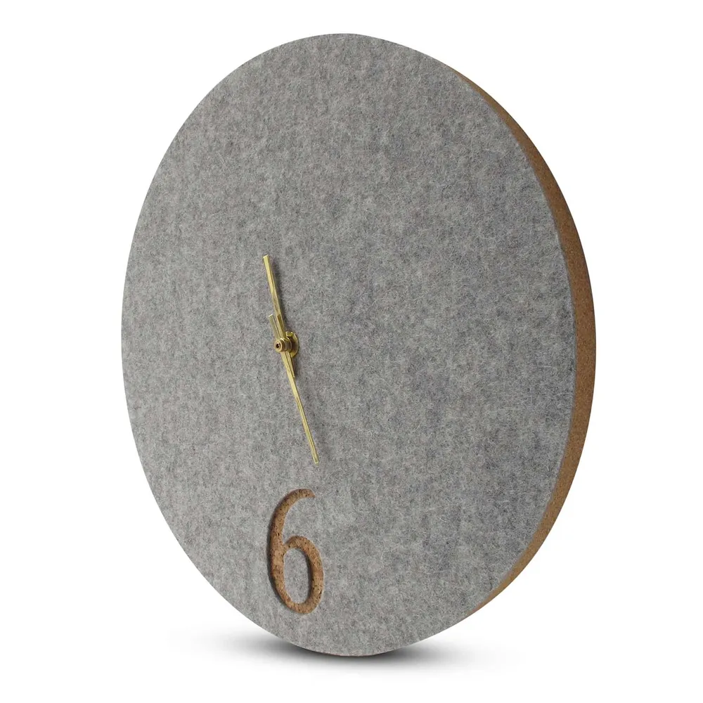 Veggklokke i filt og kork 30 cm | lys grå - gull | Design: Aarhus