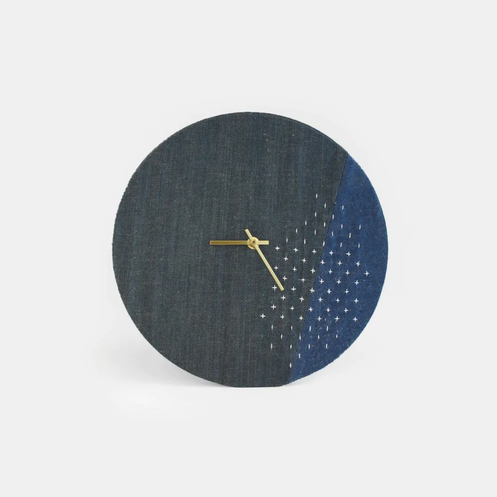 Veggklokke Wabi Sabi Denim rund 30 cm | Denim - gull | Design: Sapporo