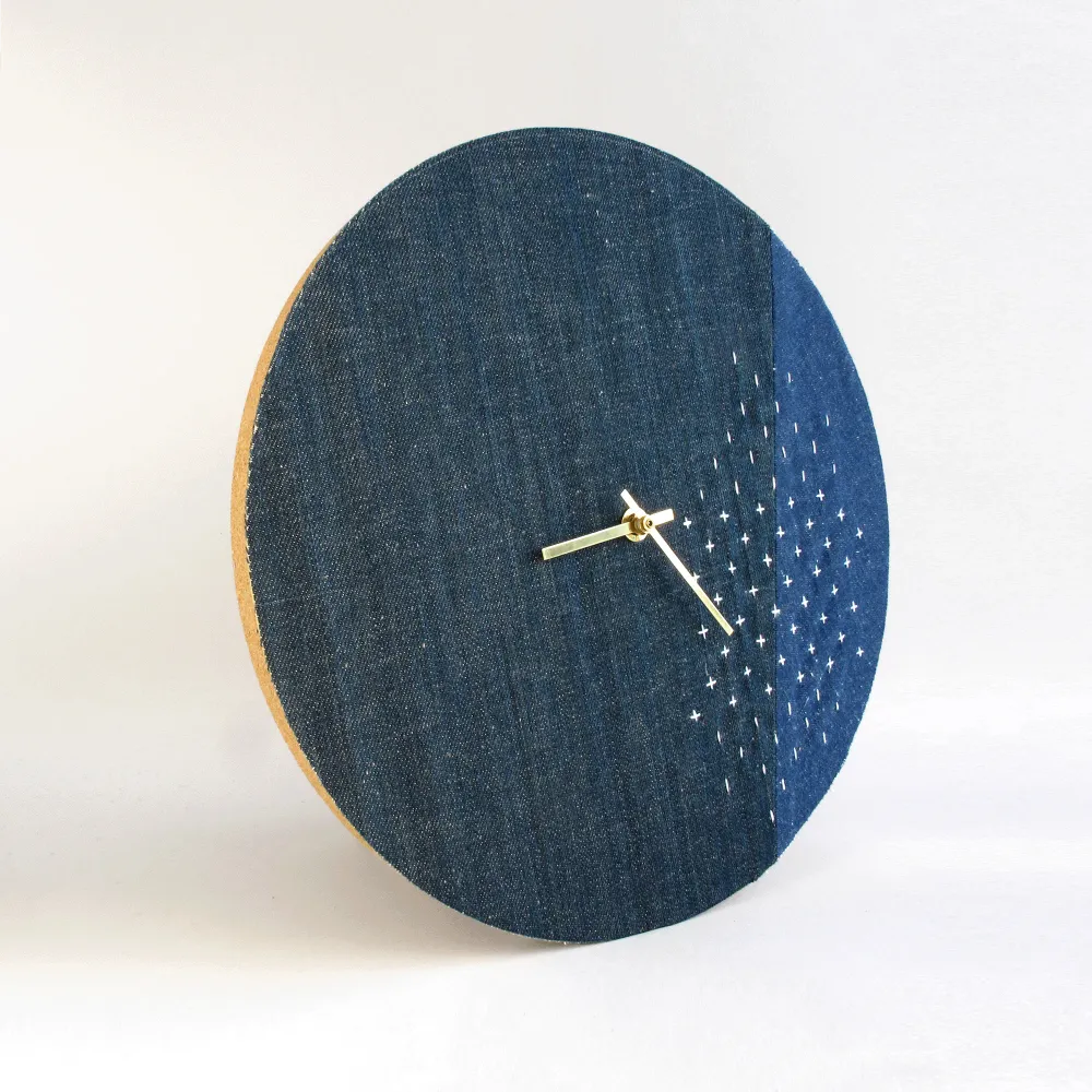 Veggklokke Wabi Sabi Denim rund 30 cm | Denim - gull | Design: Sapporo