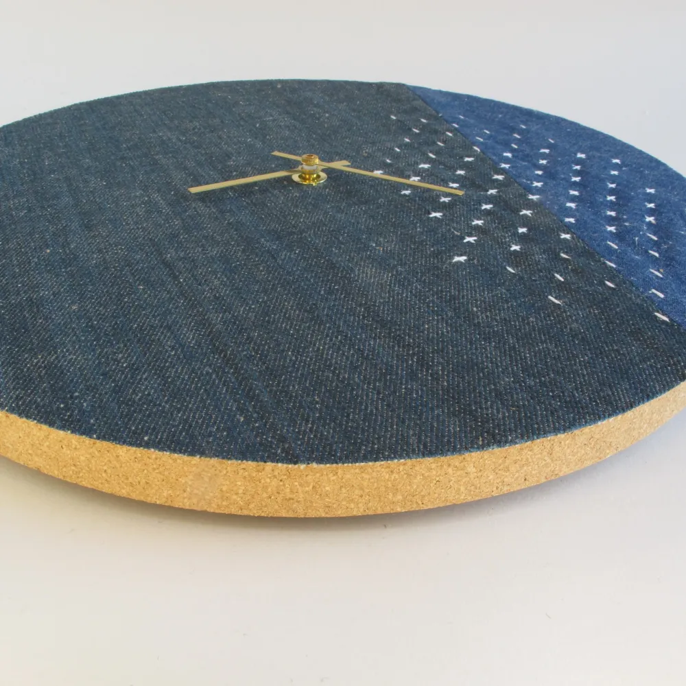 Veggklokke Wabi Sabi Denim rund 30 cm | Denim - gull | Design: Sapporo
