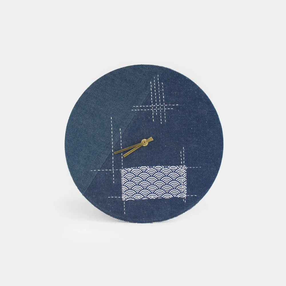 Veggklokke Wabi Sabi Denim rund 30 cm | Denim - gull | Design: Tokyo