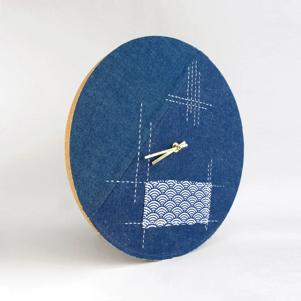 Veggklokke Wabi Sabi Denim rund 30 cm | Denim - gull | Design: Tokyo