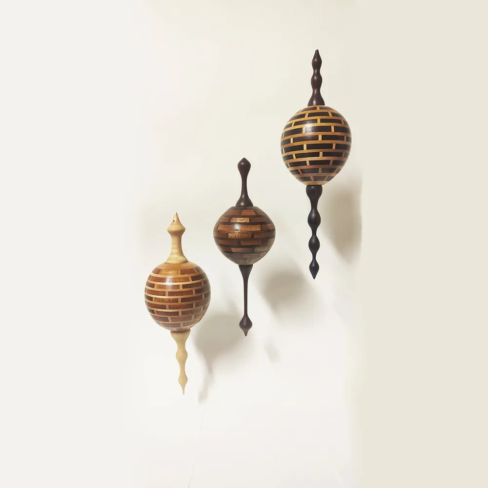 Ornament Hengende Dreid Valnøtt/Mahogny 30cm