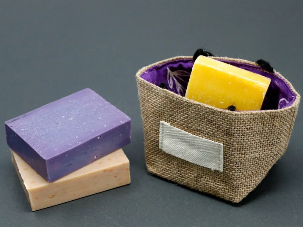 Jutegavepose med lavendel bomullsforing liten