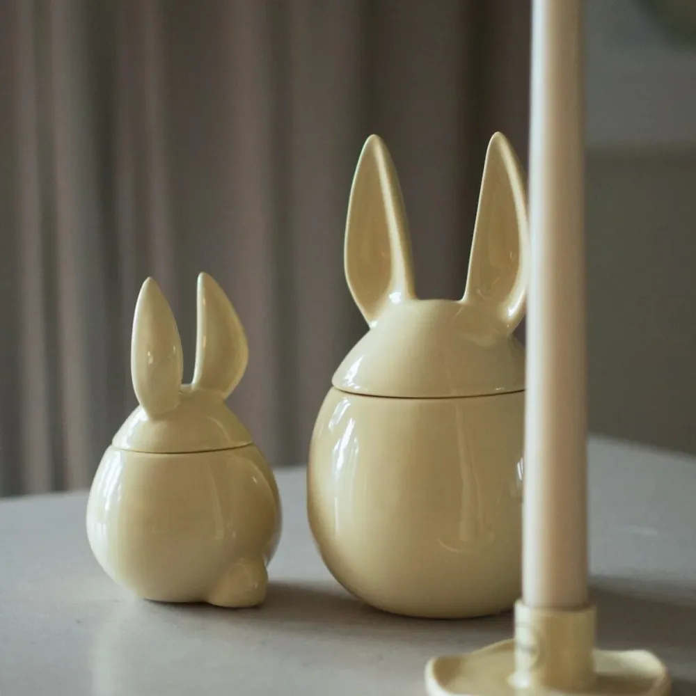 DBKD Eating Rabbit liten med lokk keramikk gul 14 cm