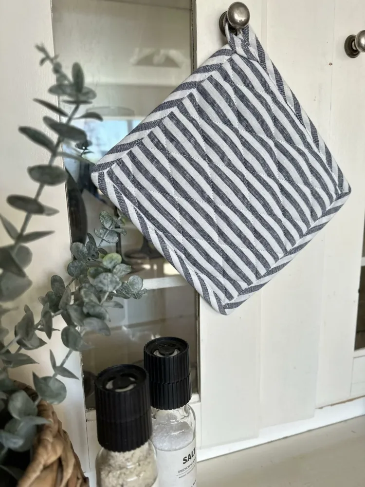 Gryteklut - Grå / Blå stripet quilt