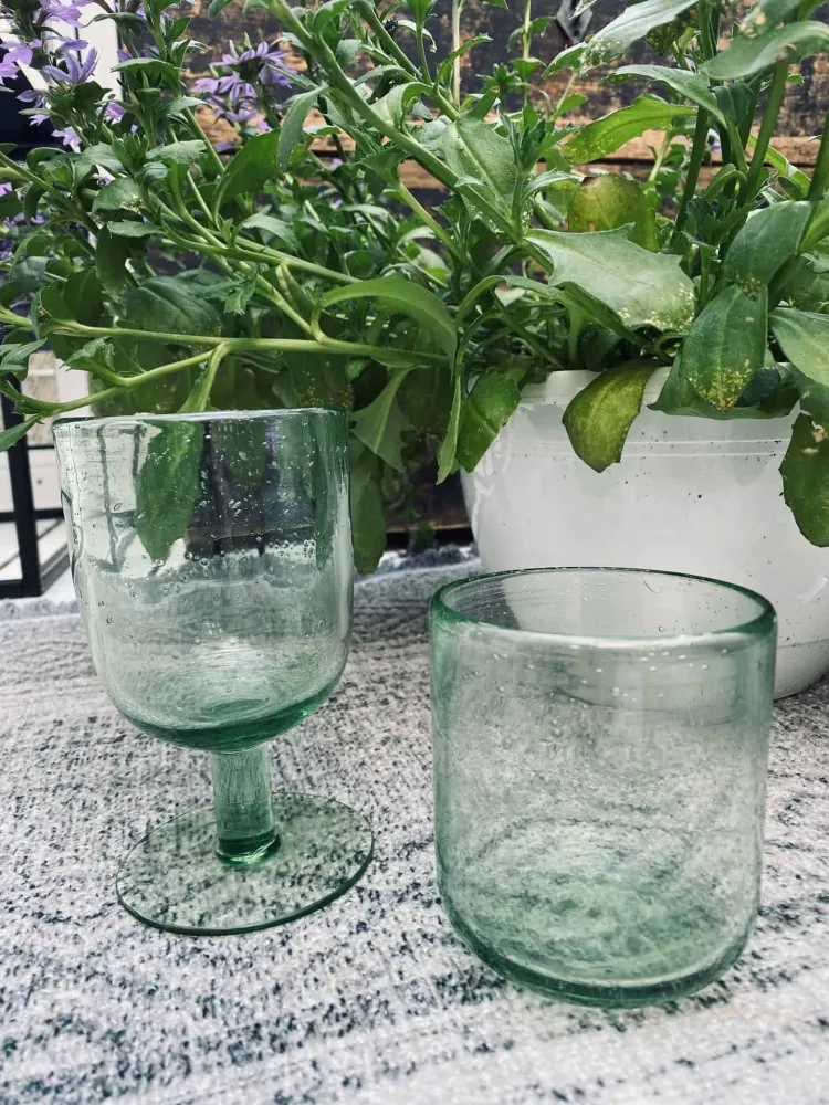 Munnblåst vinglass med bobler – GREEN