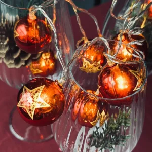 Lyskjede med små julekuler