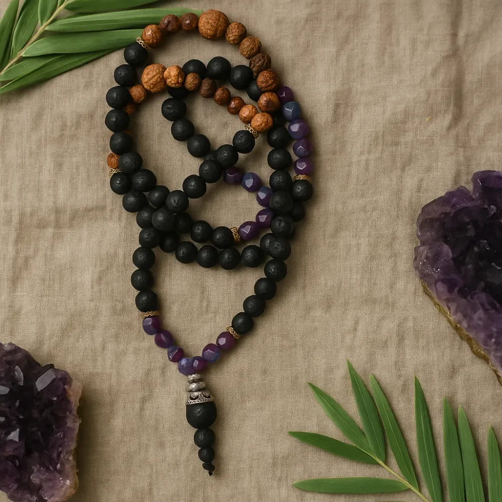 Halskjede med dusk av lava stein, rudraksha og ametyst mala