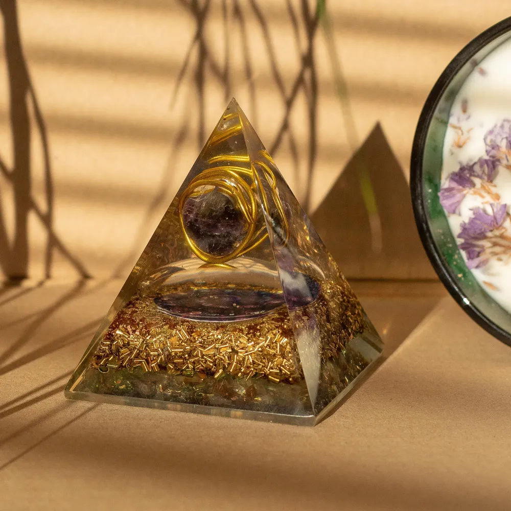 Med Orgonite-pyramider 7x6 cm – Innpakket Ametyst – Kobberflak