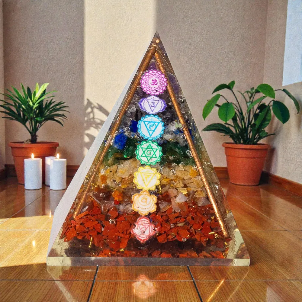 Med Orgonite-pyramider 7x6 cm – Kobberstenger – 7 chakra-brikker