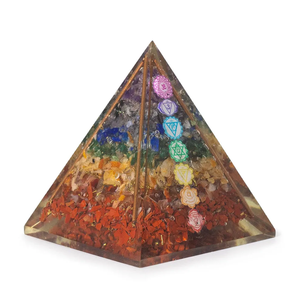 Med Orgonite-pyramider 7x6 cm – Kobberstenger – 7 chakra-brikker