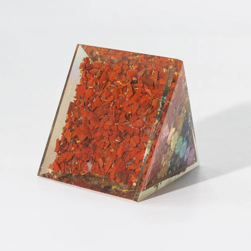 Med Orgonite-pyramider 7x6 cm – Kobberstenger – 7 chakra-brikker