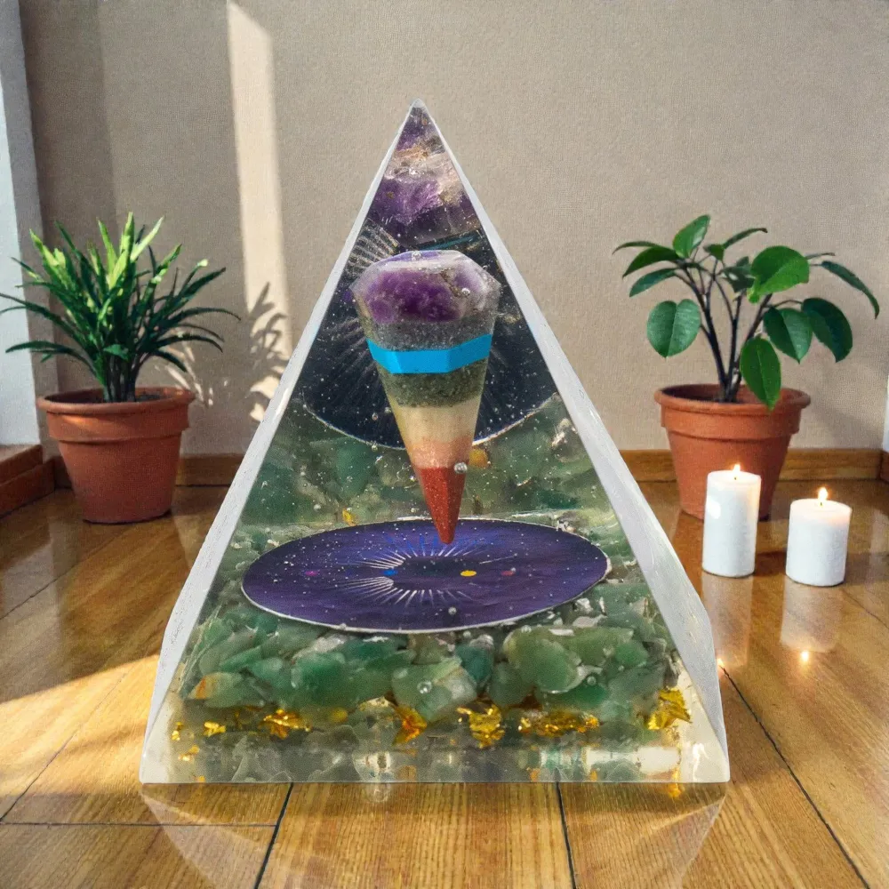 Med Orgonite-pyramider 7x6 cm – Pendel – Grønne aventurinflak