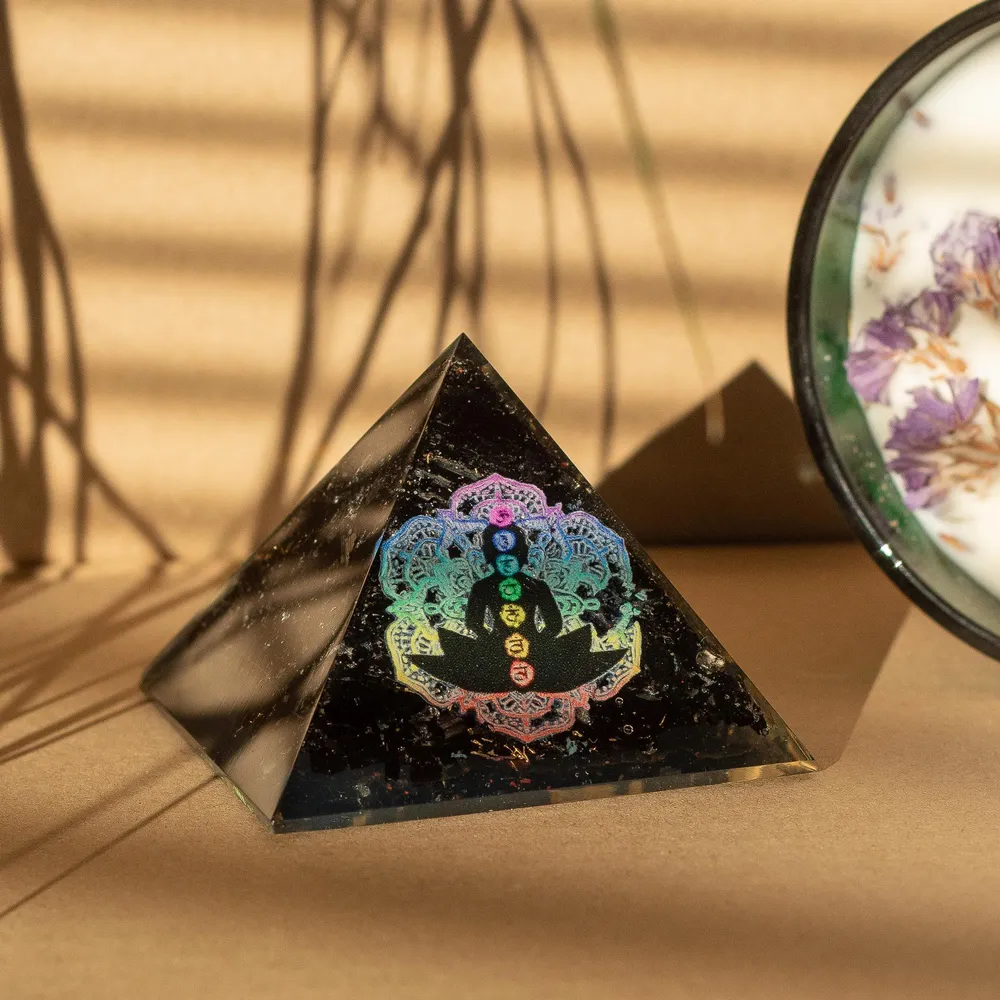 Små Orgonittpyramider 5,5x4,5 cm – Chakra Buddha – Svart Turmalinflis