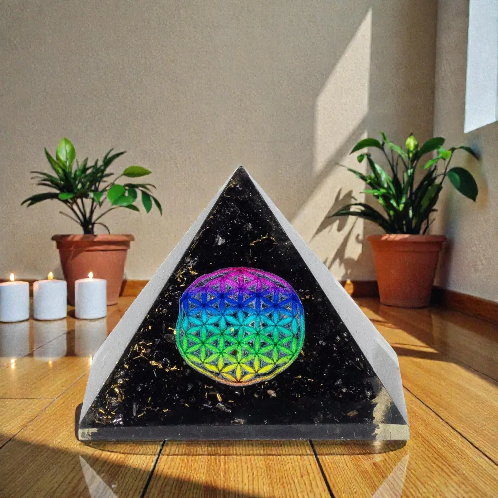 Små Orgonittpyramider 5,5x4,5 cm – Livets blomst – Svart turmalinflis