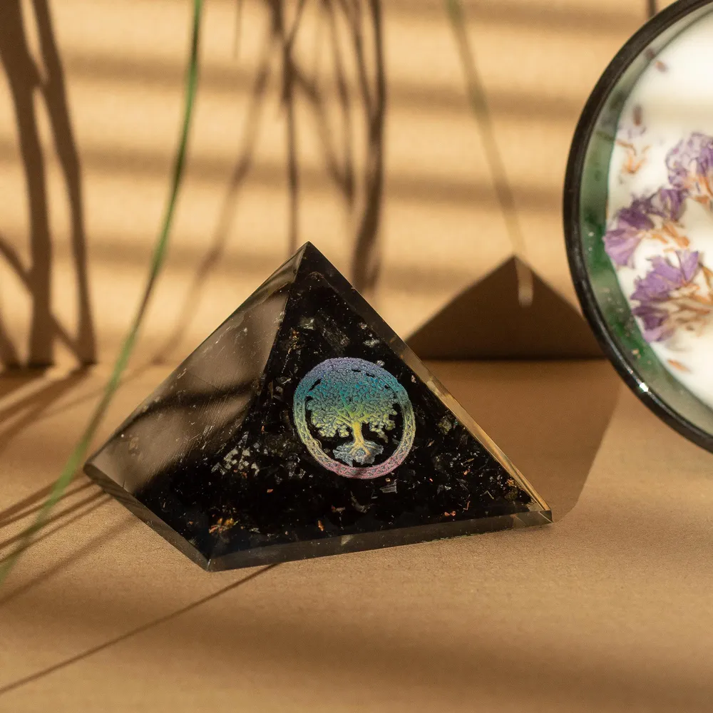 Små orgonittpyramider 5,5x4,5 cm – Livets tre – svarte turmalinflak