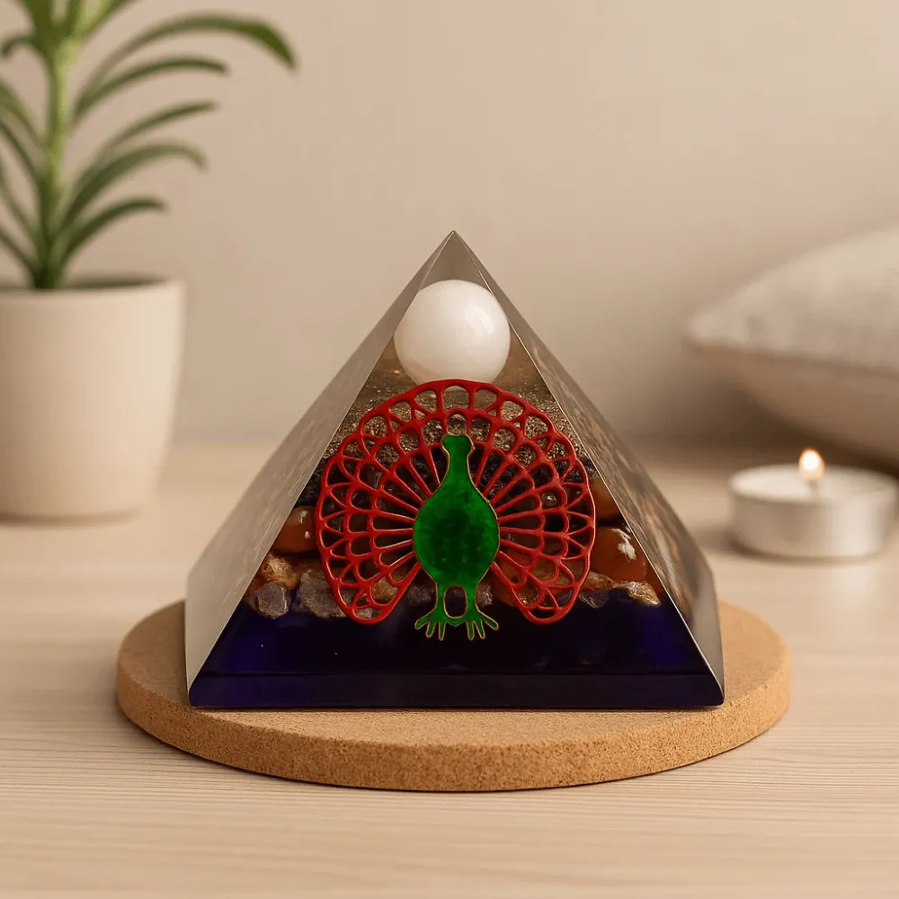 Orgonitt pyramide 80mm påfuglkobber edelstener