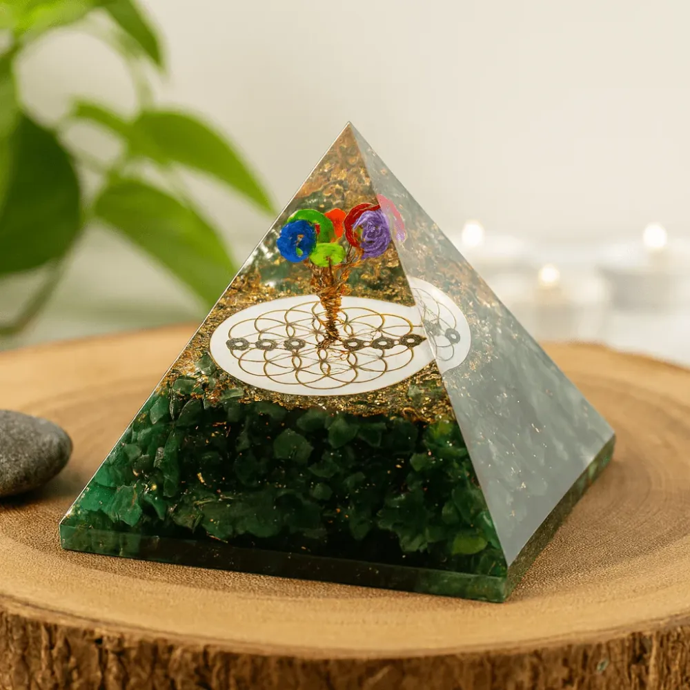 Orgonitt Pyramide Grønn Aventurin Livets Blomst 70mm