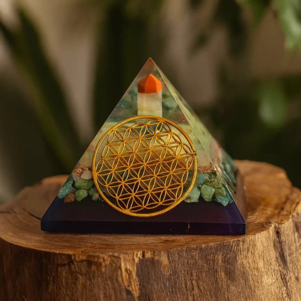 Orgonitt pyramide, Livets blomst kobber edelstener 80mm