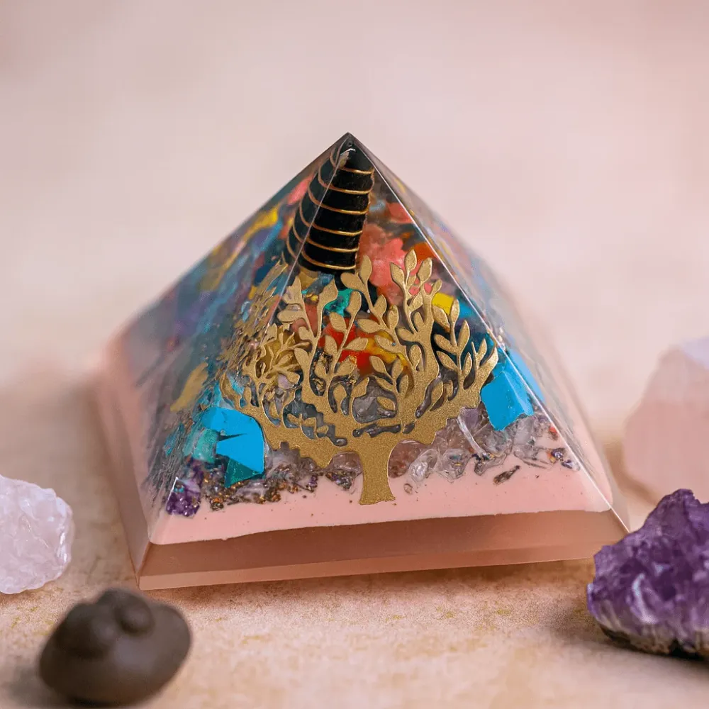 Orgonitt Pyramide Tre Jord Base Kobber Krystaller 70mm
