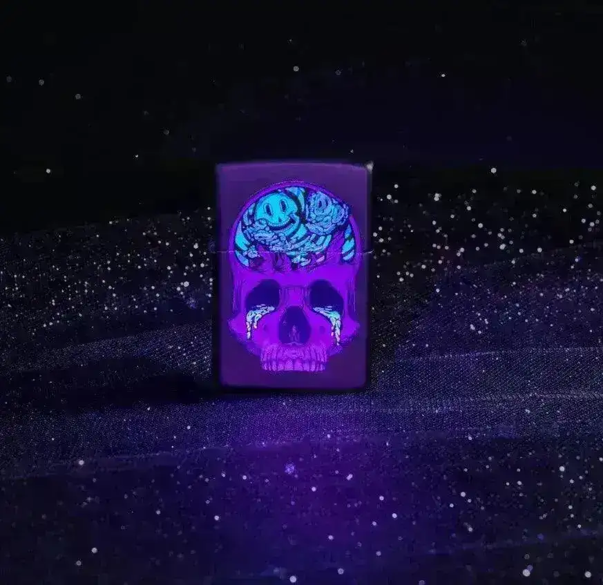 Zippo Lighter - Blacklight Skull Design - Matt Svart Lighter