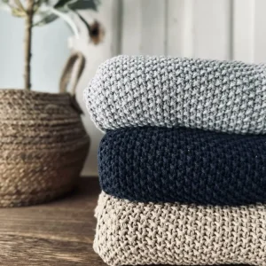 Plaid Perlestrikk – Lys grå