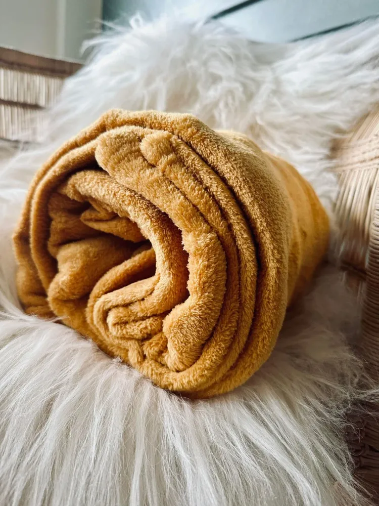 Pledd i fleece – Sennep