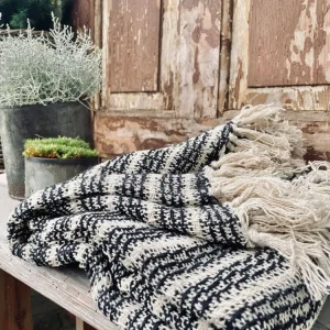 Pledd krem/sort stripemønster