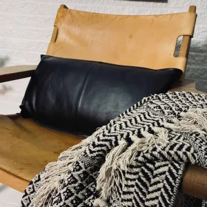 Pute i svart lær – 35x65cm