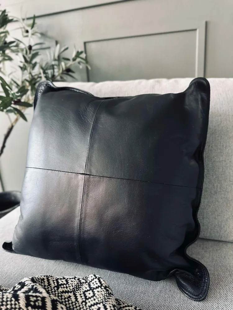 Pute i svart lær – 50x50cm