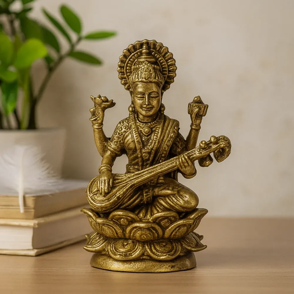 Miniidol av gudinnen Saraswati i massivt messing, 34 mm